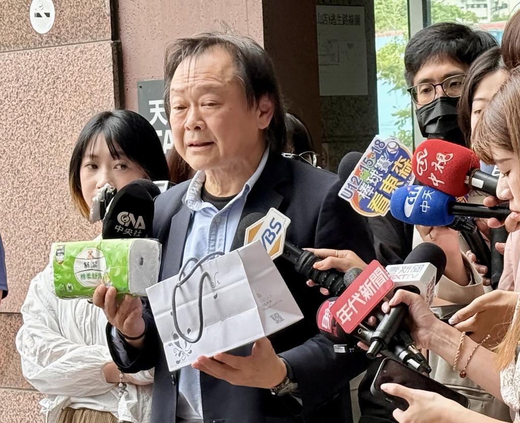 王世坚吁撤销823，昔日对手喊“尊敬”，呛青鸟：要更多卫生纸吗？首波大罢免投票