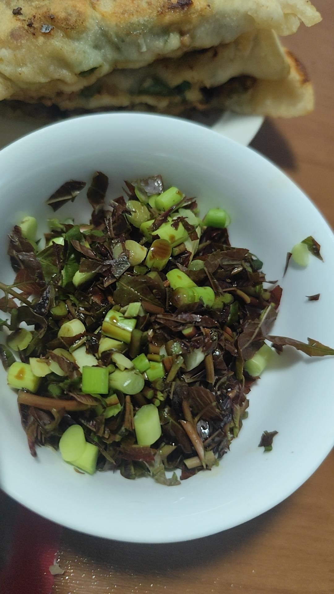 我有个销售同事，老婆四十来岁，有几分姿色。有次我去健身房找人碰见了，看见教练手把