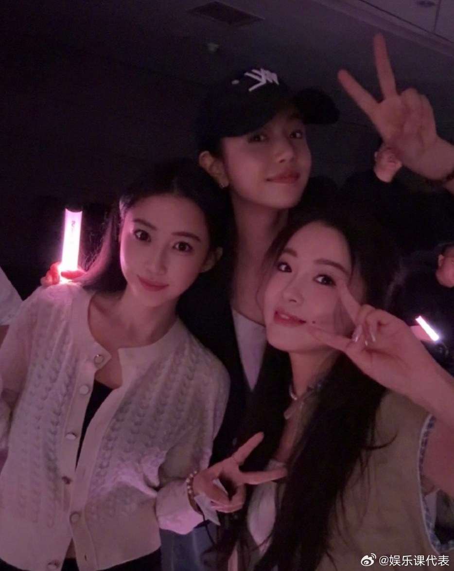 陈妍希宣云一起看潘玮柏演唱会9月2日，老婆晒出与等一众好友看潘玮柏演唱会的照片