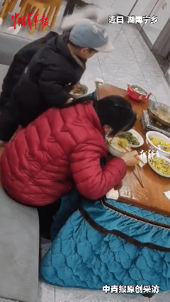 “太过瘾了！”湖南宁乡，一家人正在吃火锅，3岁的男孩在旁边玩耍，突然，小家伙抓起