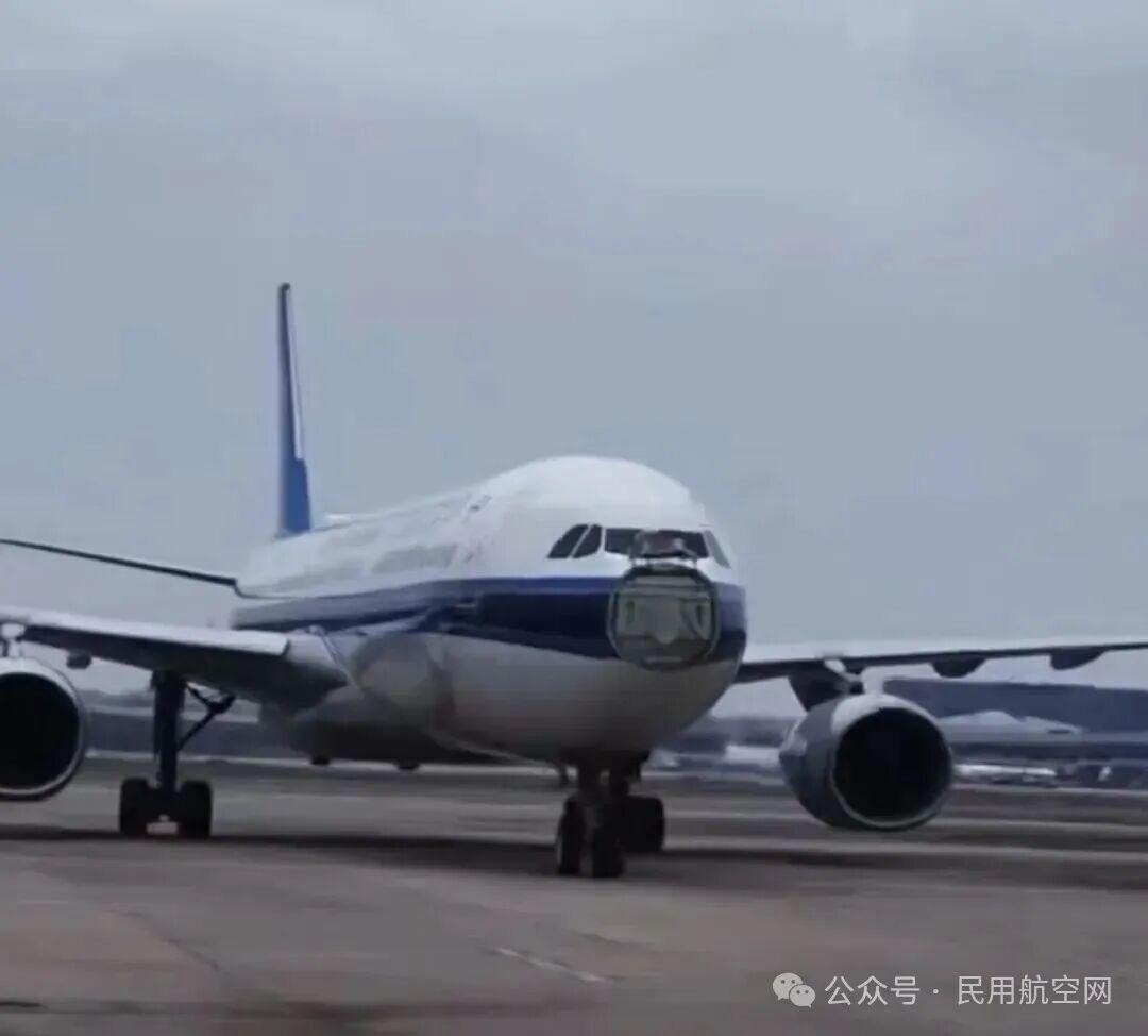 今天南航CZ3554航班起飞后遭遇鸟击，机头被撞坏，雷达整个裸露出来，好在已安全