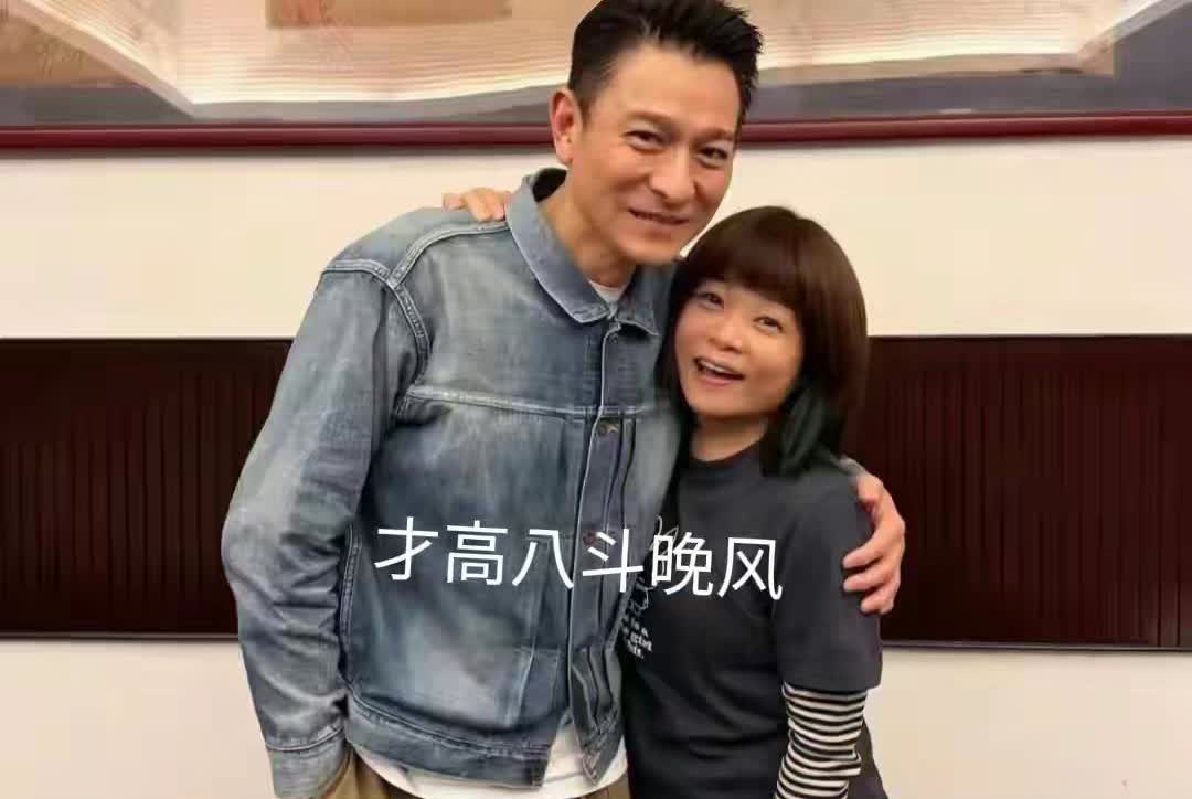 64岁的刘德华近日陪同妻子朱丽倩前往马来西亚探亲，被网友偶遇并拍下照片。画面中，