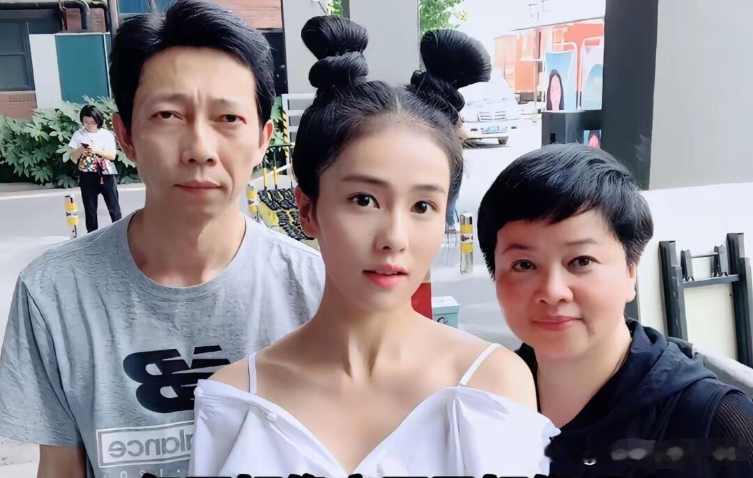 白鹿的素颜照真美，她的颜值已经超越了爸爸和妈妈，长得水灵灵的，一双美丽的大眼睛，