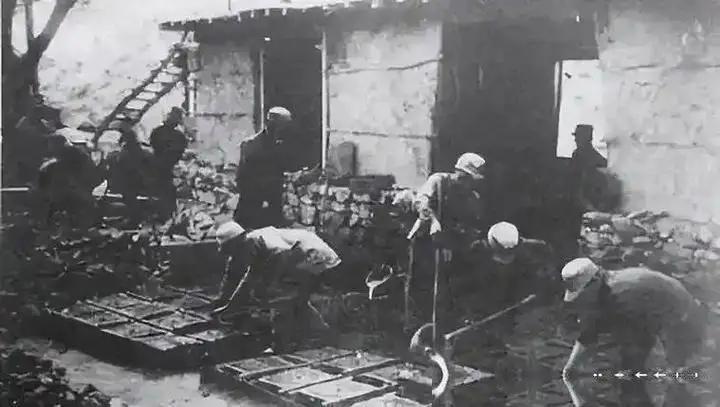 1948年6月11日，华东野战军顺利解放曲阜，县人民政府随即派出工作组接管孔府与