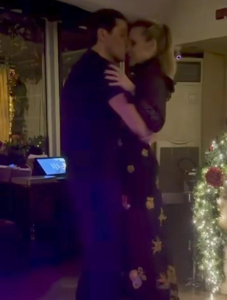 托纳利吻了？尤文图斯技术主管莫德斯托与玛丽安娜·梅卡奇拥吻，这位女士是托纳利