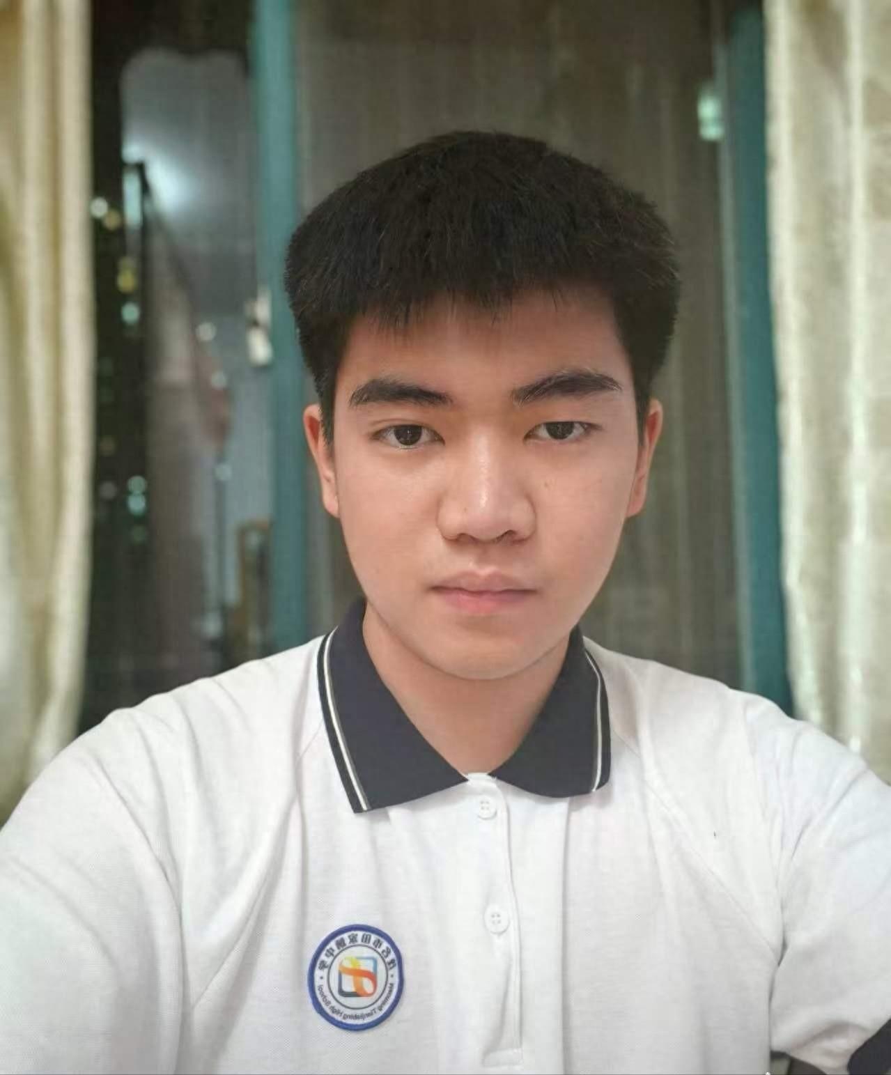 “读书就要报国！”广东茂名，一名高考学子查分后收获亮眼高分，成绩格外出彩。在他的