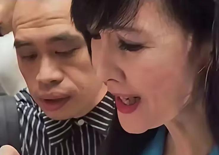 周慧敏怎么老成这样了呢？周慧敏这皱纹太厉害了，满脸的皱纹，而且牙齿都变成这样了