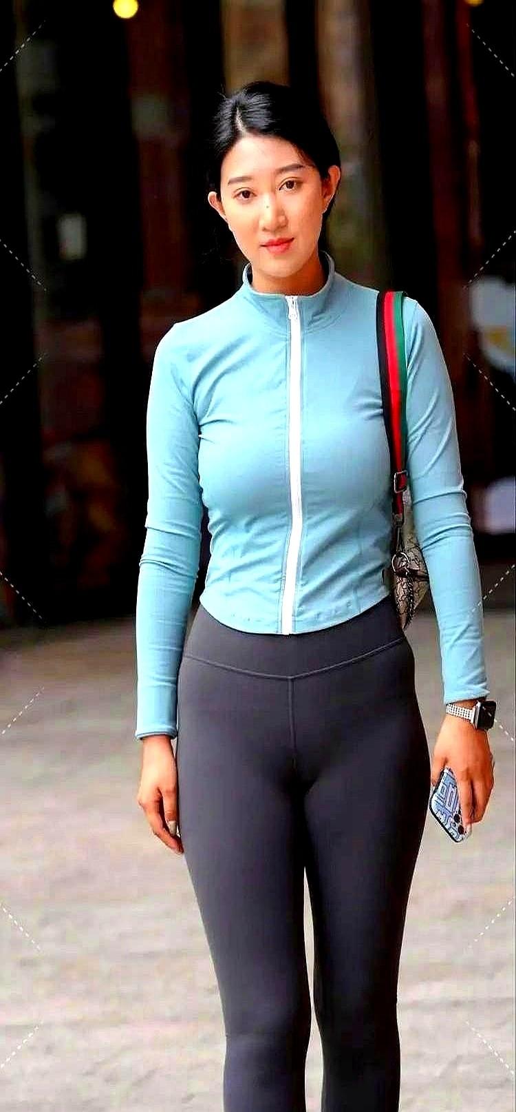 “这条裤子让我屁股变翘，却差点把我勒到断气。”灰蓝色Lululemon新品试