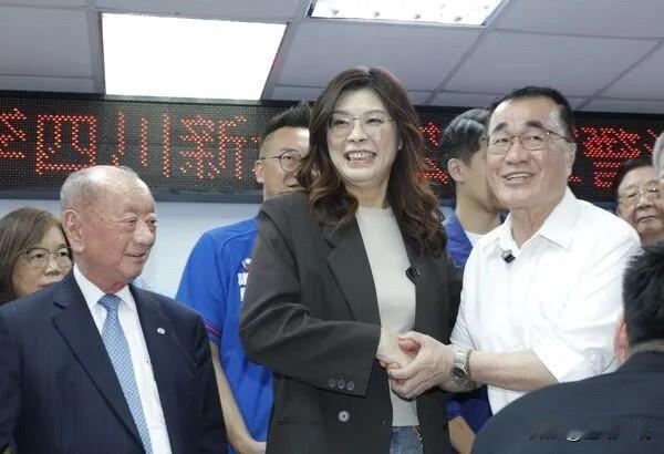新北造势李四川与郑丽文握手2秒即快闪国民党新北市党部今天（21日）举办“