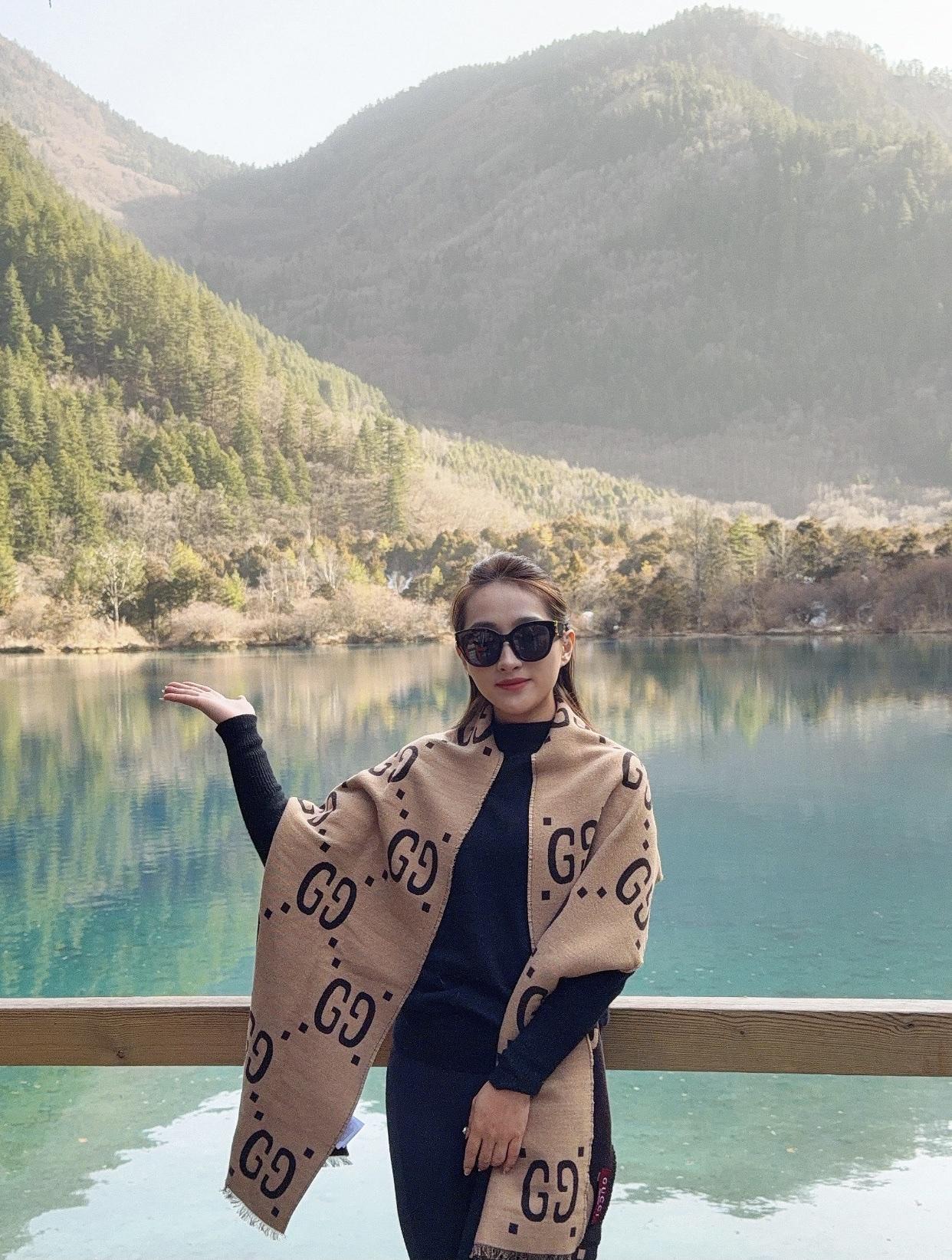 女人味十足，体现在哪里懂得适度化妆，凸显自己的优点。