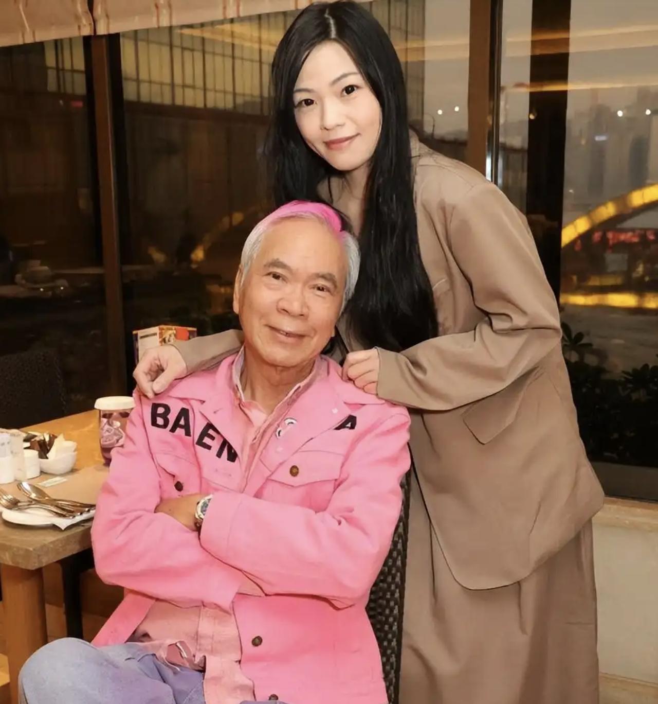 74岁香港男星又给原配妻子们上了一课！最近，香港TVB74岁男星李龙基要再婚。