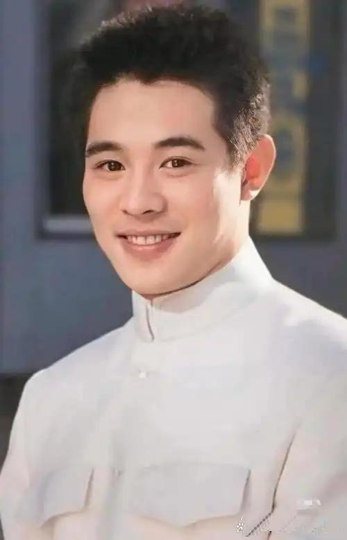李连杰说，当年拍动作戏太痛苦了，每次都摔的跟臭狗屎似的，他跟导演说，“咱就不能跟