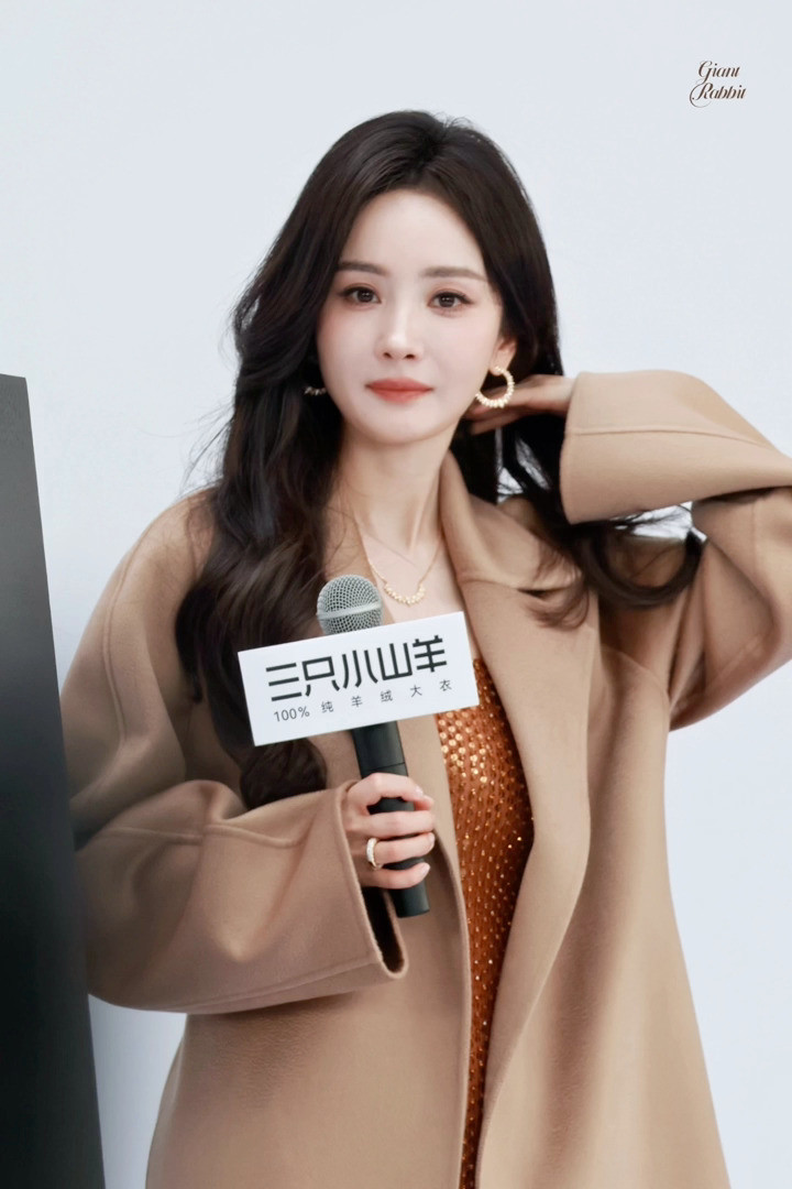 杨幂一早就被狐狸盯盯了👀～好可爱啊！🤩©️菲长美丽的巨兔