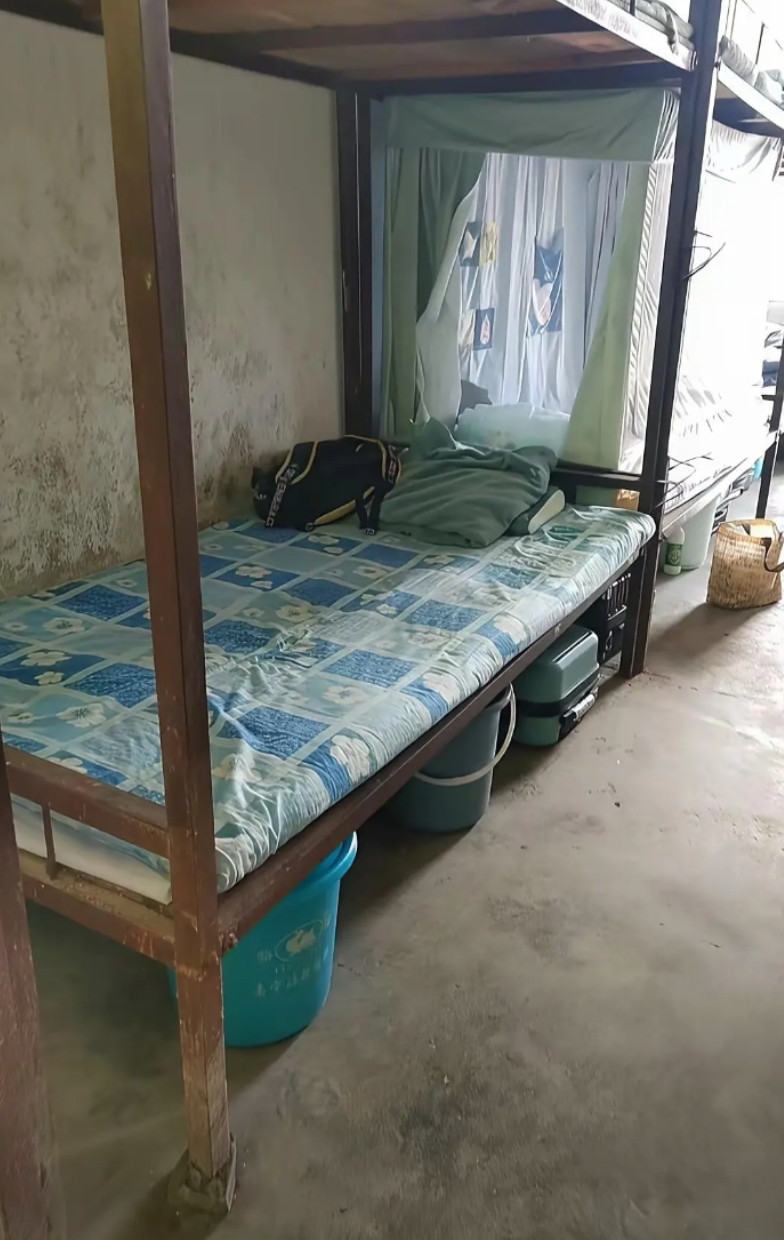 送孩子去学校看见这一幕，瞬间想哭
