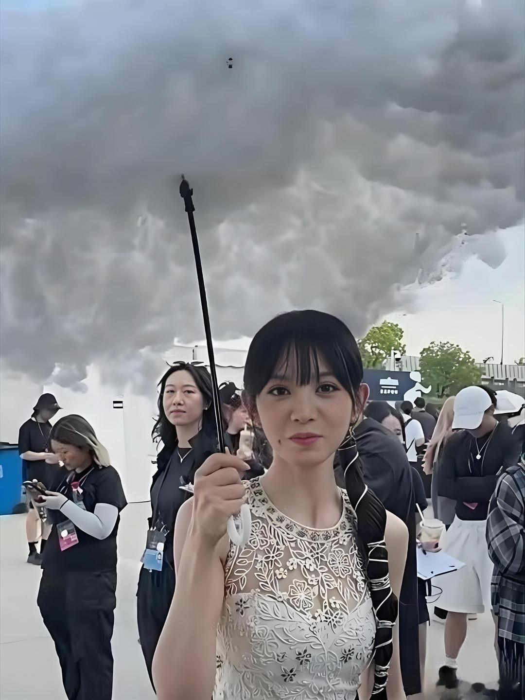 田曦薇这个雨伞有点儿意思啊！