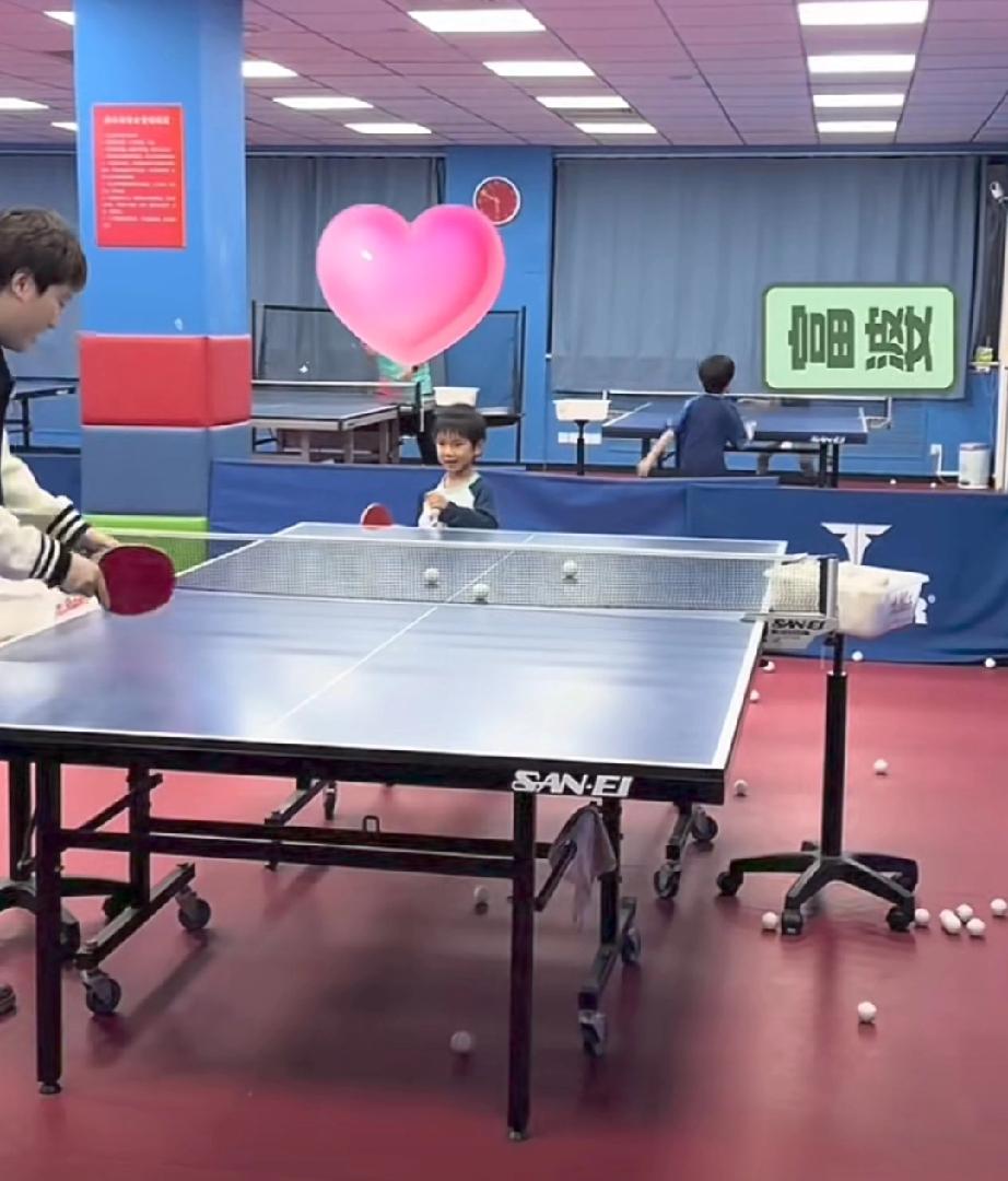 国乒主力梁靖崑晒出带小儿子训练乒乓球的视频！不只和小儿子对练，还会给小儿子喂球特