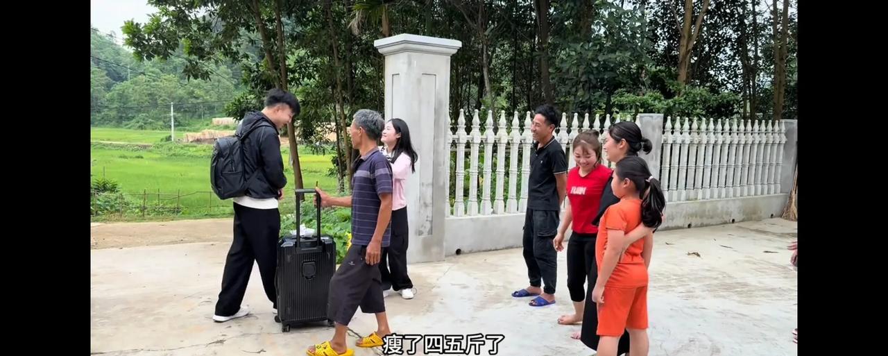 小松就是越南老丈人和小叔子的财神爷，一看到小松到来脸上的笑容挡都挡不住，这次时隔