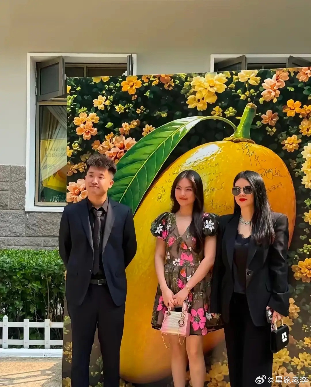 李湘带王诗龄出席活动！母女俩都瘦了很多，真人很有气质。李湘带着王诗龄出席了一场私