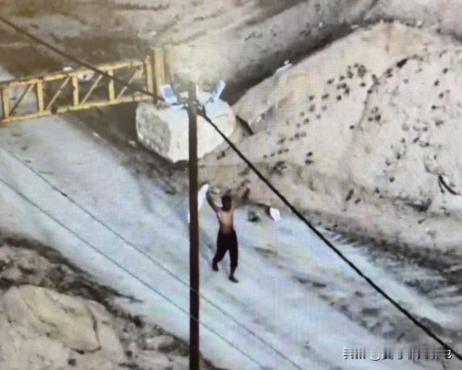 据《哥伦比亚广播公司》报道，一名哈马斯武装分子昨天穿越加沙地带的停火黄线，向以色