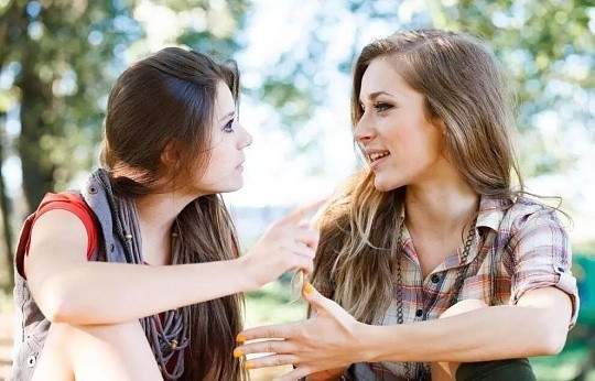 面对没有心的人只会感到厌烦面对没有心的人，连解释都觉得多余，只剩深深的厌烦。他们