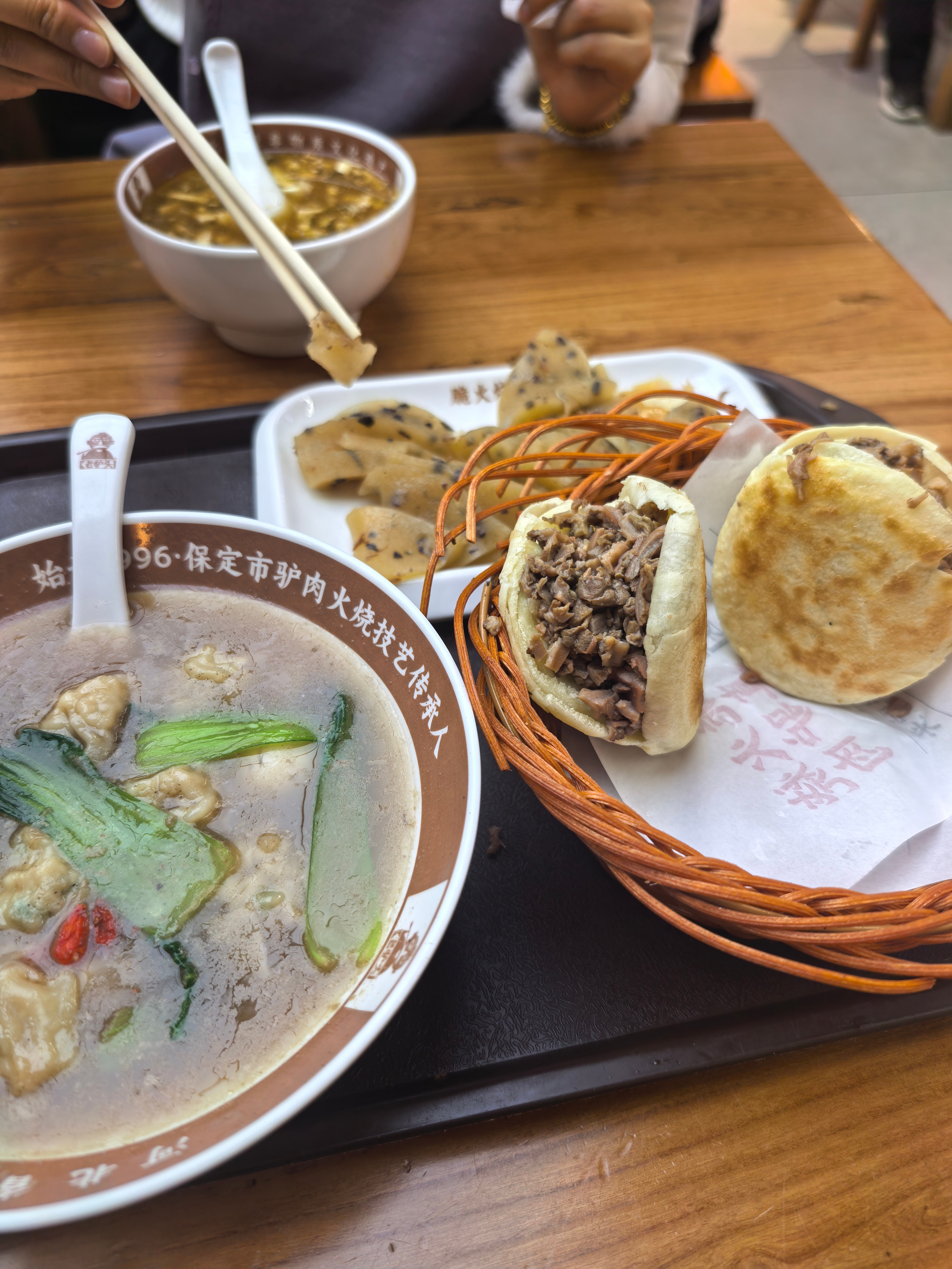 明天我真不想吃驴火了虽然好吃，但吃多了也腻啊保定