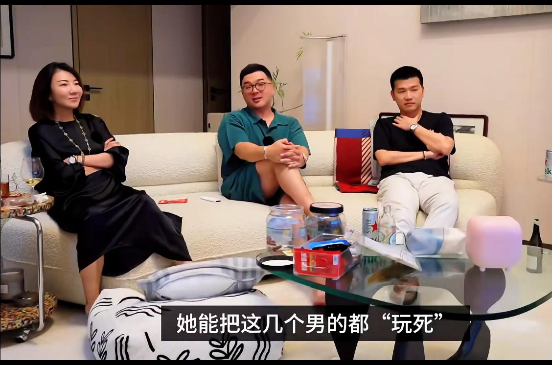 看心动8，网友说“她能把这几个男的都玩死”。哈哈哈，这网友的嘴也够毒的。且不