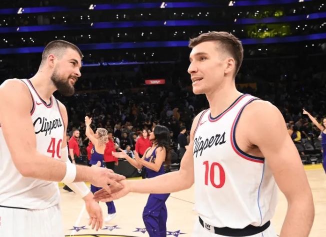 快船随队记者更新动态，公布了明日主场对阵爵士的伤病报告。确认缺席：布拉德利-