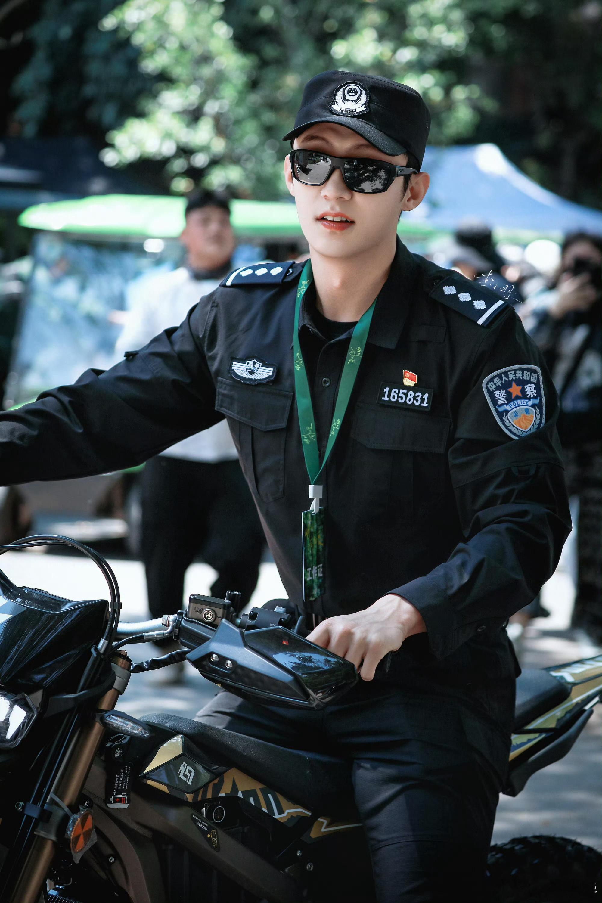 有人又说留给黄景瑜的警种不多啦～～并没有，他没演过的多得吓人。黄景瑜只演过郑北（