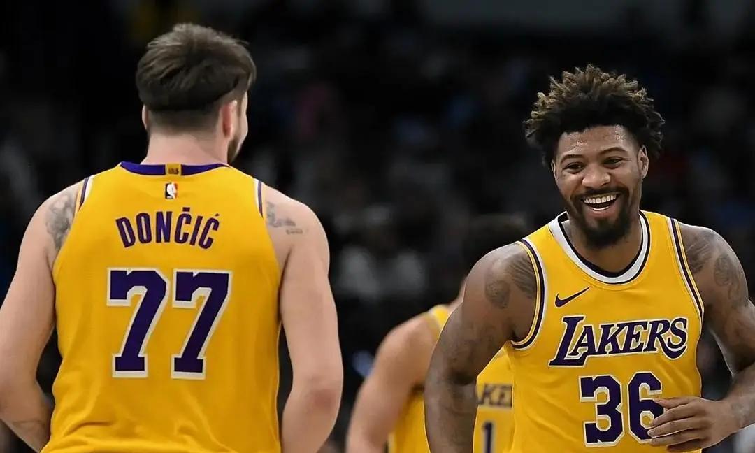 湖人战胜老鹰队的头号功臣是斯玛特，他防住了对方巨星约翰逊，防得他只有１５投４中，