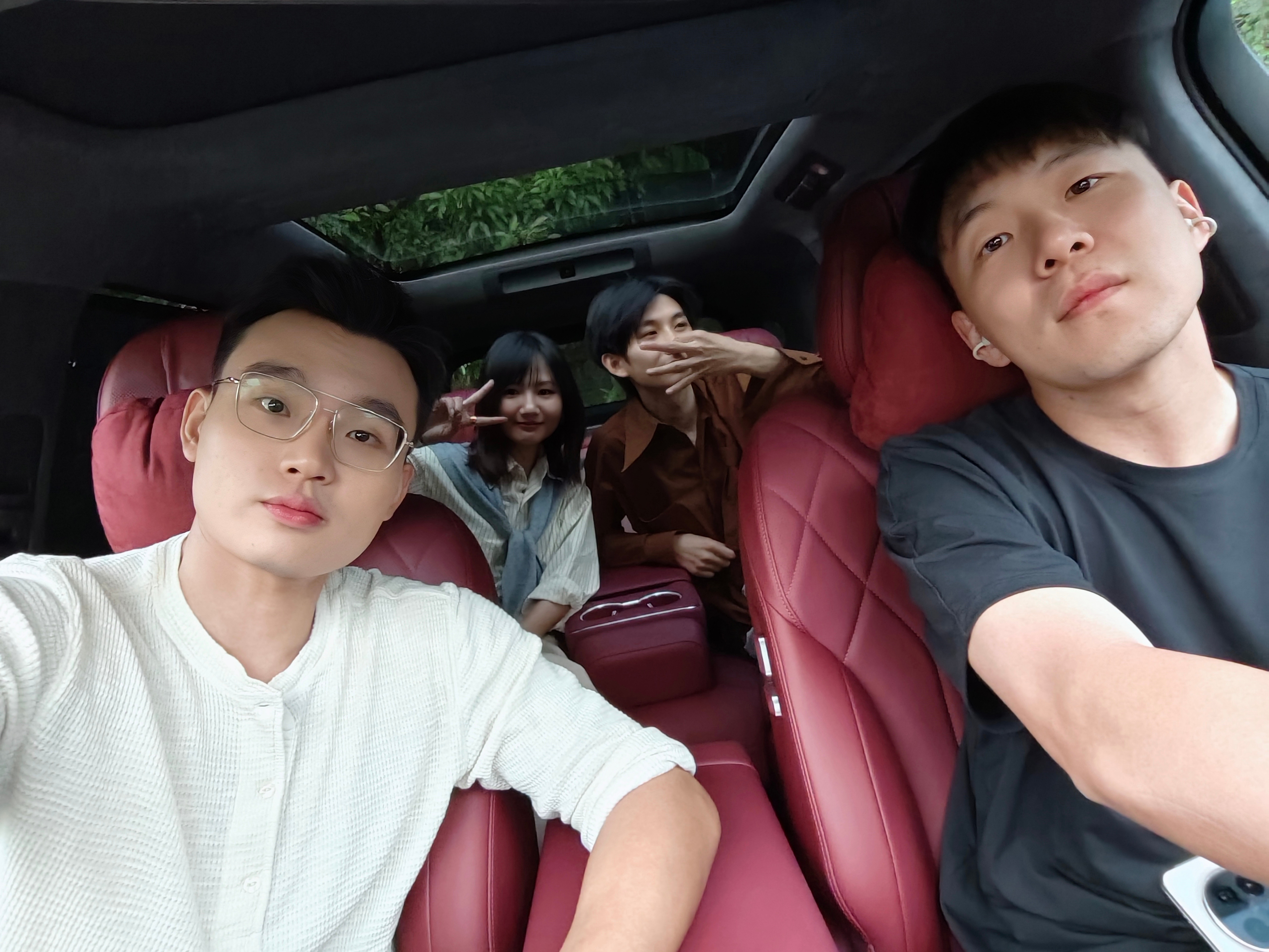 今晚我的M8，有两位尊贵的客人，和一个丐版车主[大笑]​​​