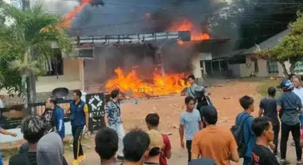 印尼矿区真闹大了！8月7日，大批锡矿从业者冲向国企PTTimah办公区，现场发