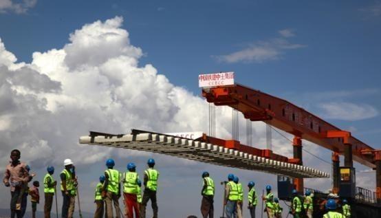 非洲的电网是中国拉的，互联网基站是中国建的，手机也都是中国出的，可当他们打开手机