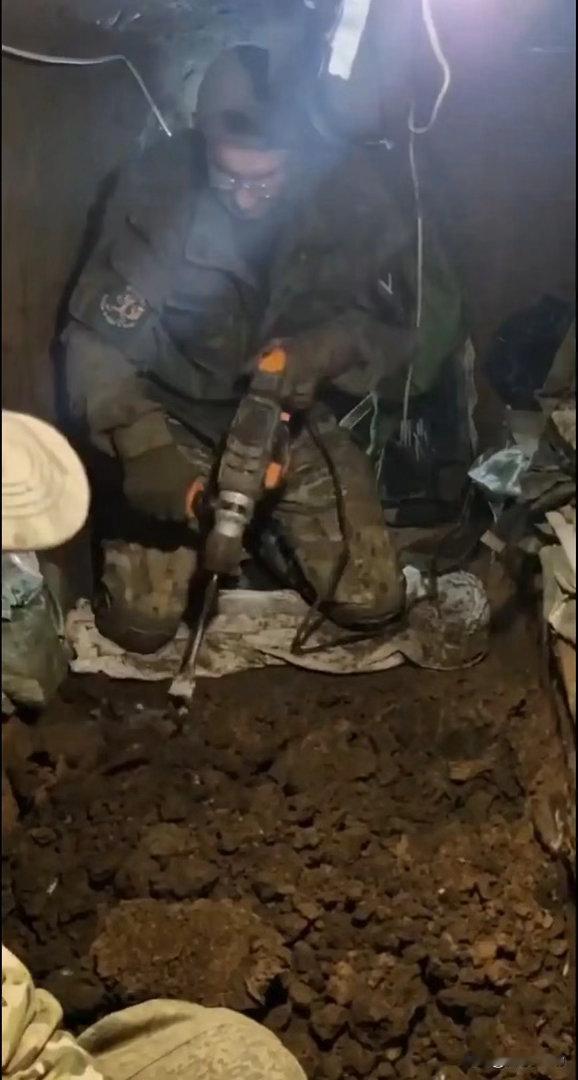 俄乌军事差距比想象还要大，俄军战机疯狂发射FAB制导炸弹，把乌克兰核心阵地炸成地