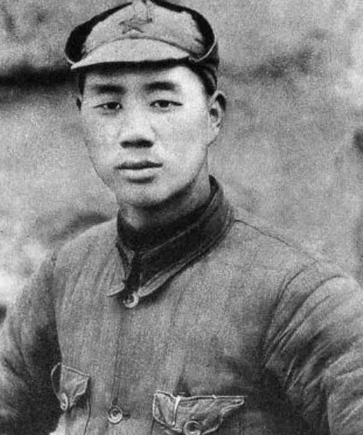 1939年，八路军营长缴获一件日军大衣，觉得材质不错，便送给杨成武。谁料，杨成武