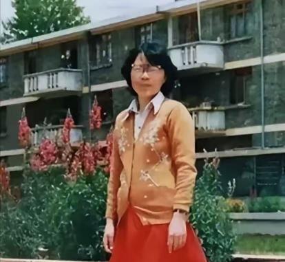 1995年，张桂梅丈夫去世，她身怀六甲，却依然坚强。那一年，噩耗突至，张