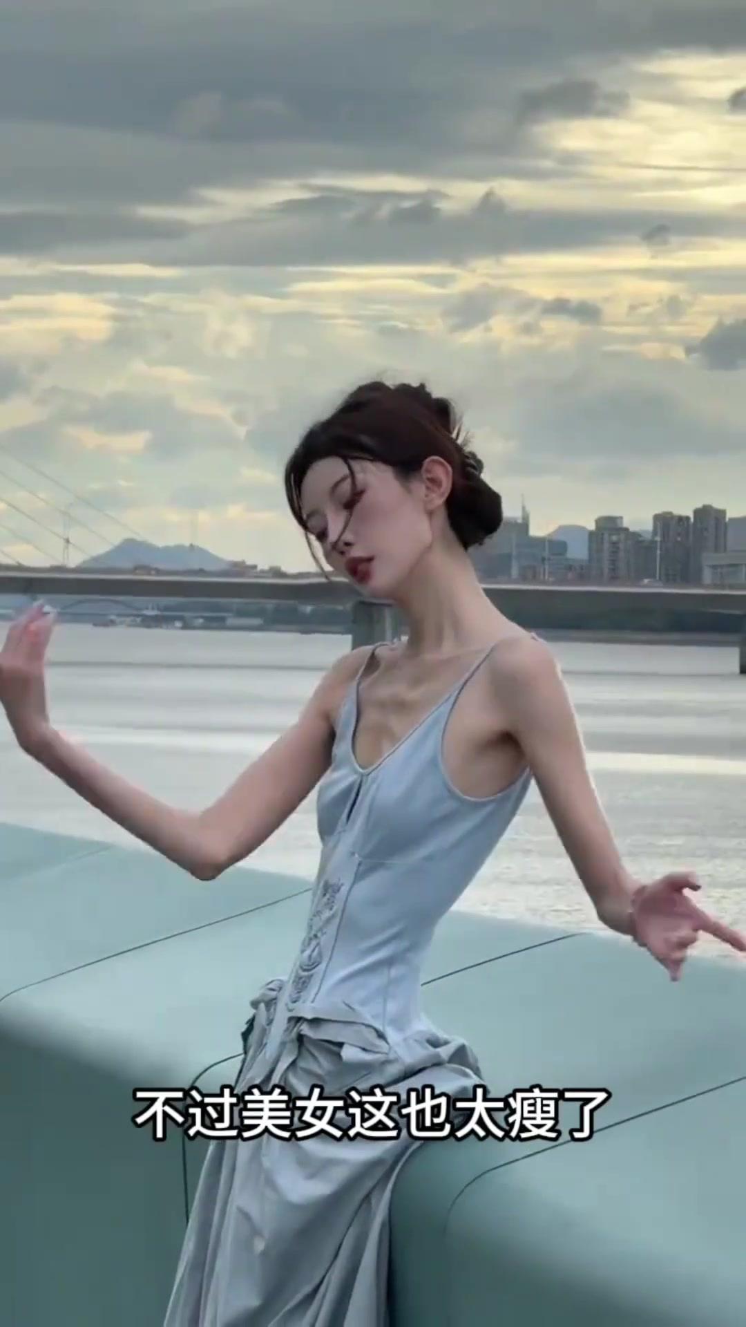 女人是骨瘦如柴好,还是微胖点好?下面图片中的女人，一个是骨瘦如柴，一个是珠圆玉