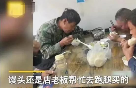 看哭了！江苏盐城，4名农民工下馆子吃饭，却只点了一盘菜，但老板一也点不生气，反而