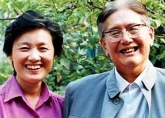 1985年，乔冠华归葬故乡盐城遭到拒绝，妻子章含之无奈之下找到一个人帮忙，此人在