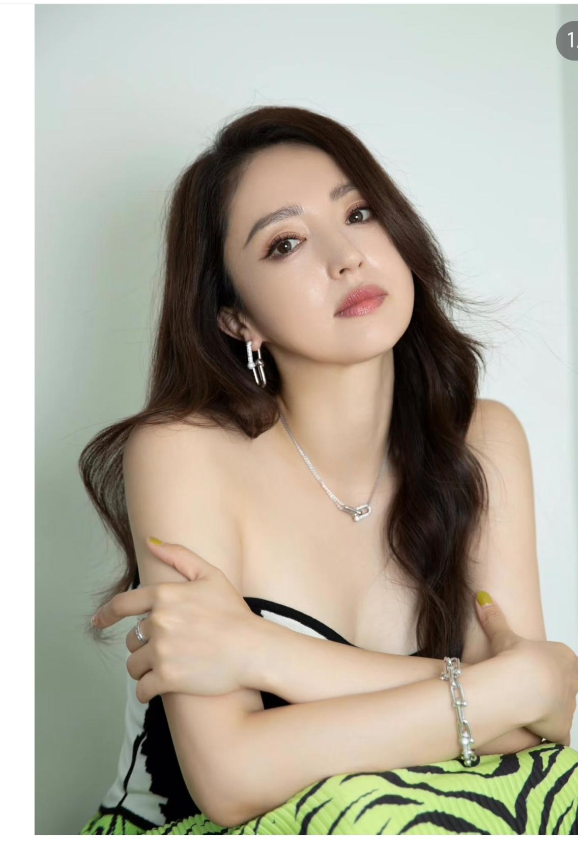 张维伊发的九宫格董璇没在C位引起大家热议这对夫妻的九宫格C位争议，恰恰折射出