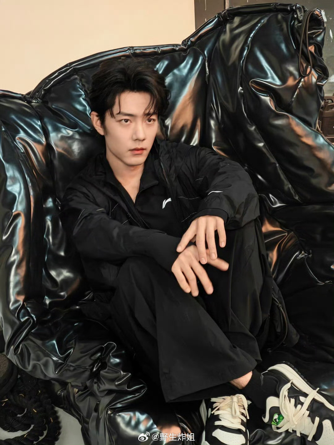 肖战品牌物料拍摄花絮谁要悄悄的吻上