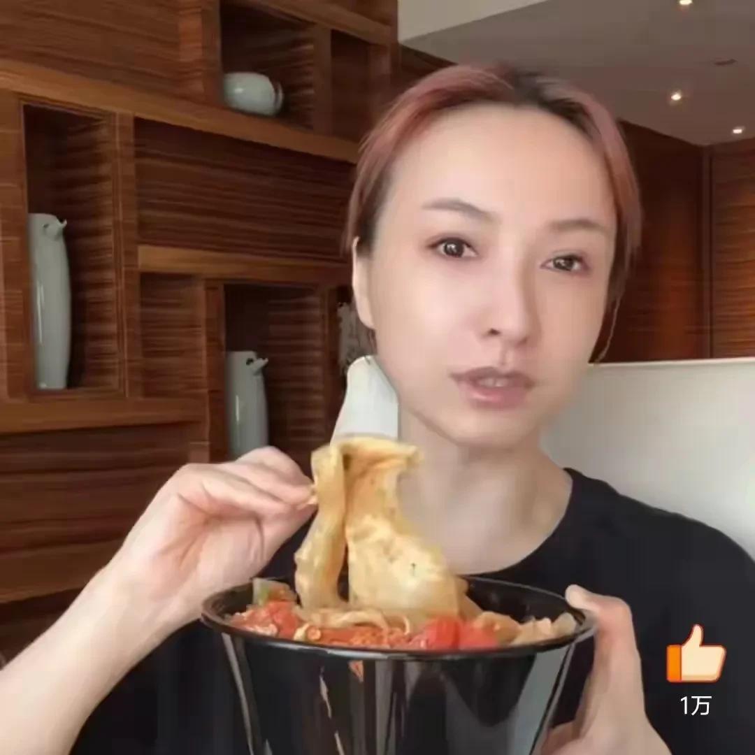 吴昕怎么了冲上热搜，原来是她素颜吃播被吐槽脸僵，可能是医美恢复期还没有恢复好。