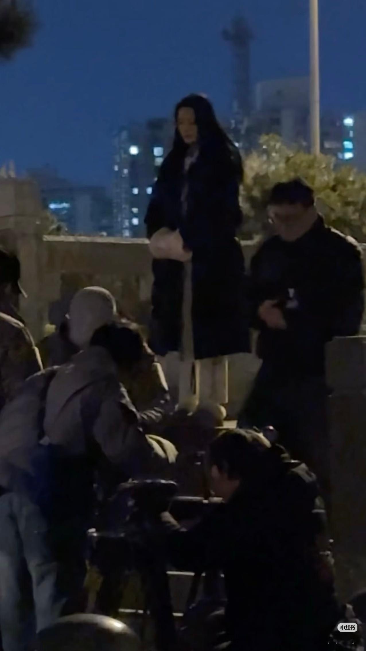 偶遇胡歌李沁拍戏共骑一辆单车😍，《人间有味》剧组终于有路透了！！北京街头拍到胡