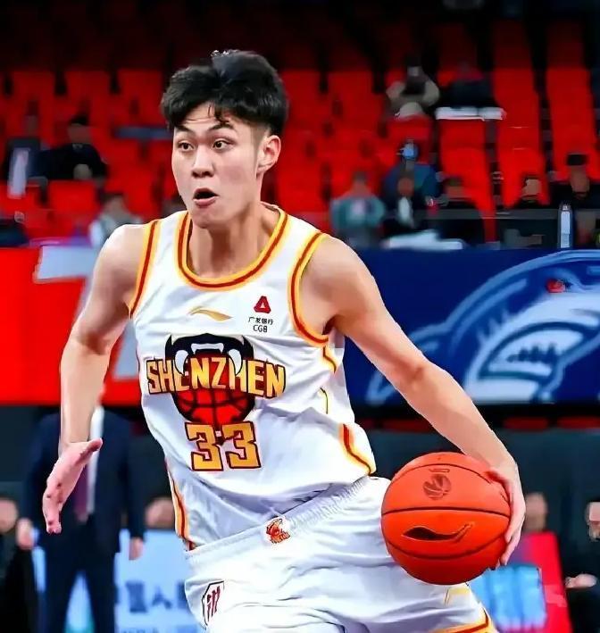 中国男篮最近在世预赛开局不顺，连吃败仗，后卫和锋线进攻乏力成了大问题，很多球迷觉