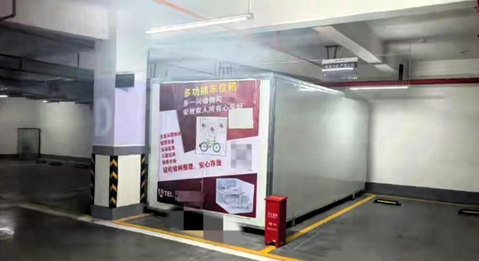 云南昆明，一男子买了车位，但没买车辆，车位一直闲置，于是他花6700元定制了一个