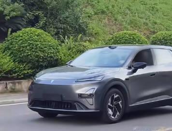 27款深蓝S05即将上新？<br />我看之前买车的深蓝销售在发激光版...