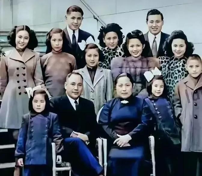 1947年上海滩最后的贵族，大资本家郭标全家福，子女们衣着讲究，颜值比过明星。2
