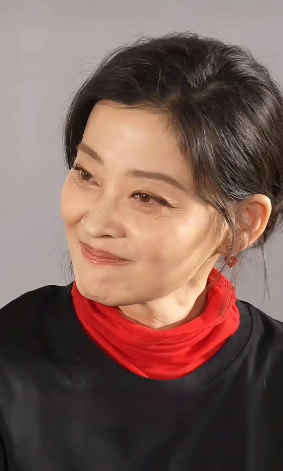 50岁的梅婷一看就是没有医美的脸，自然。突然感觉某个角度和倪萍很像。