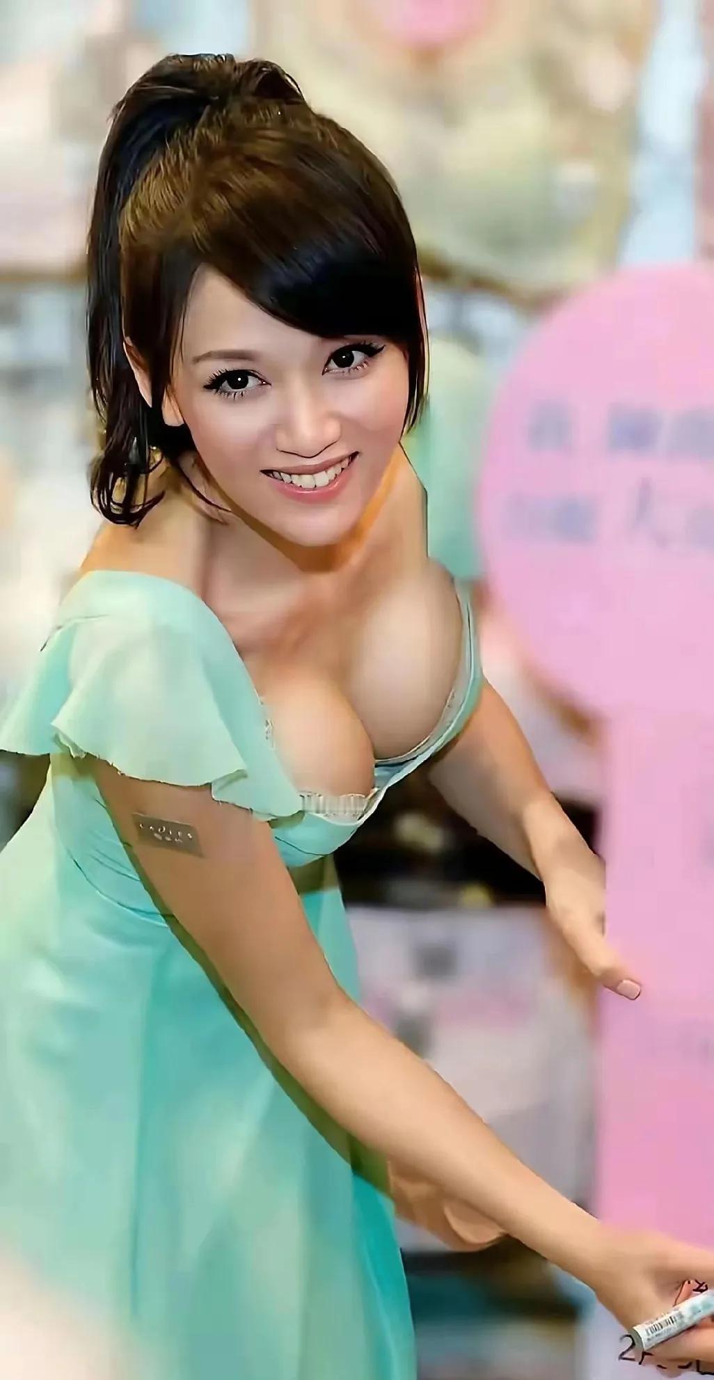 陈乔恩身着一袭清新绿裙，身姿优雅，脸上洋溢着极具感染力的灿烂笑容，魅力十足。