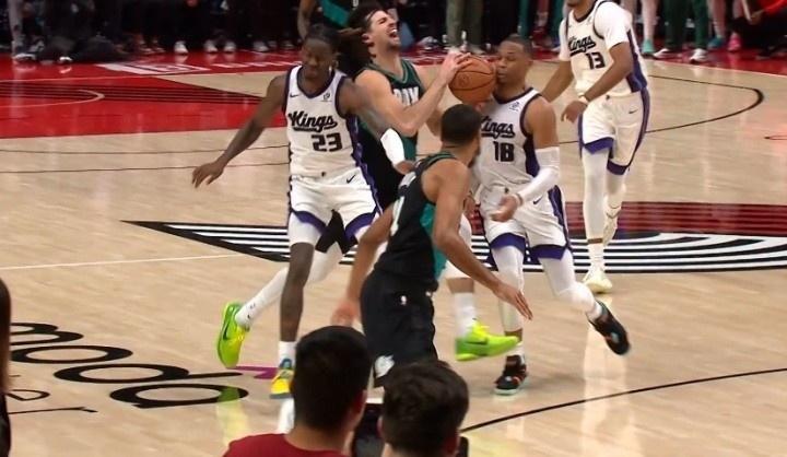 逆天！国王VS开拓者裁判报告：1、加时最后1分35秒，克林根三秒违例，漏吹。