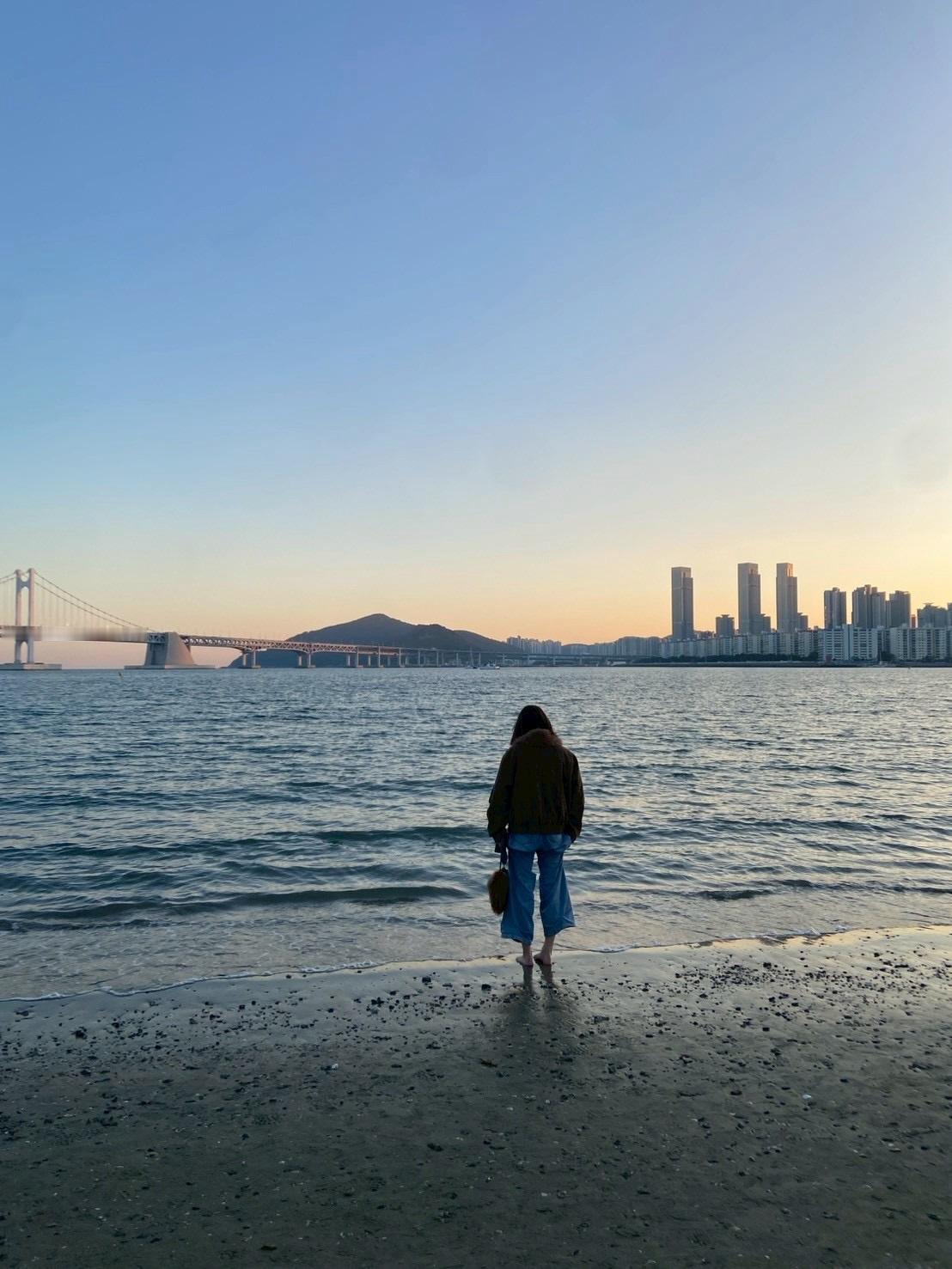 佐々木久美🦒「美味いハッピー釜山🪿現地ハルモニの真似して浜辺でEARTH